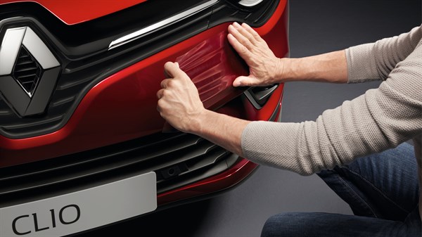 Renault Service Accessories- man with hand on hood