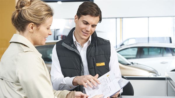 Renault Service - Un employé de garage Renault discute avec une cliente