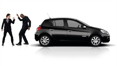 Renault Service - hommes qui dansent à côté d'une voiture