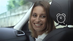 renault service - femme souriante en voiture